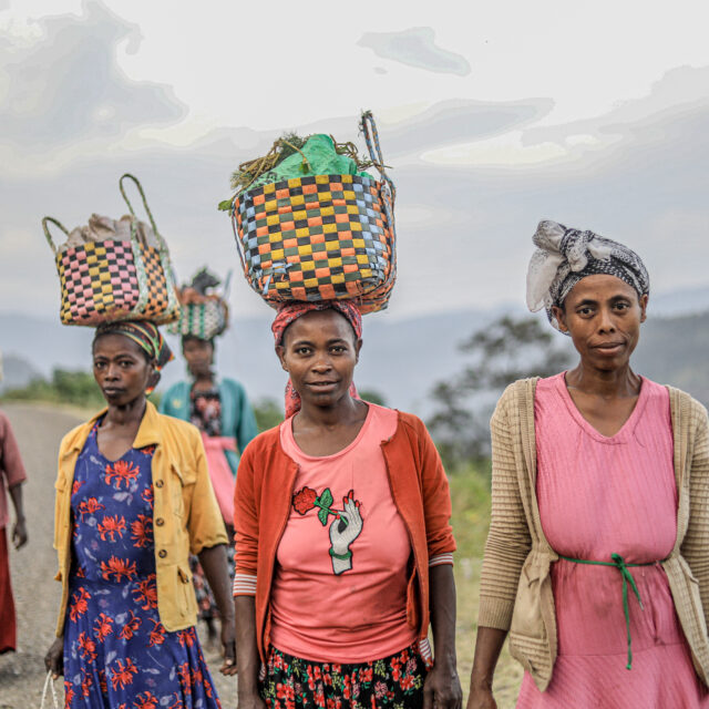 Women returning from market - Chebera (1)